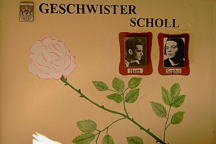Am früheren Eingang der GSS befand sich diese weiße Rose mit den Portraits von Hans und Sophie Scholl.